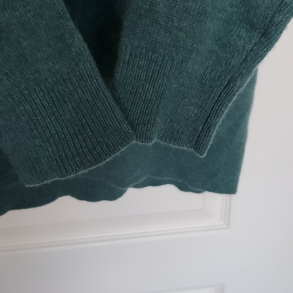 Uniqlo 100% Wool Sweater - Picture 3 of 5